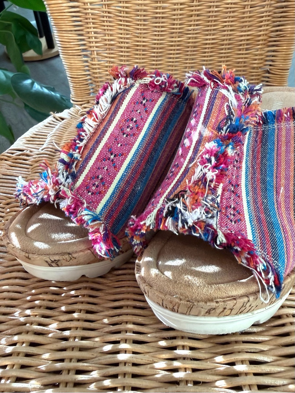 Minnetonka York Frisco Strap
Fabric Slide Wedge Heel Sandals
Women's size US 6